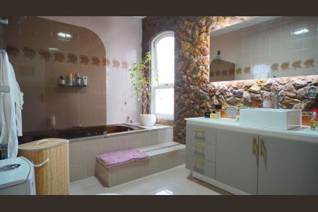 Casa à venda com 546m², 4 quartos e 9 vagasBanheiro suite 1