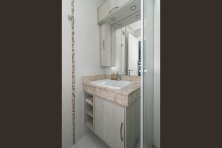 Banheiro de apartamento para alugar com 1 quarto, 42m² em Passo D’areia, Porto Alegre