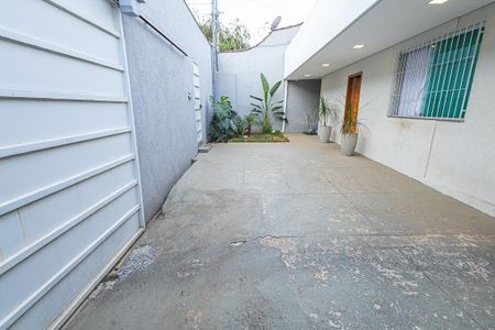 Casa à venda com 263m², 4 quartos e 3 vagas Casa à venda com 263m², 4 quartos e 3 vagasgaragem / varanda