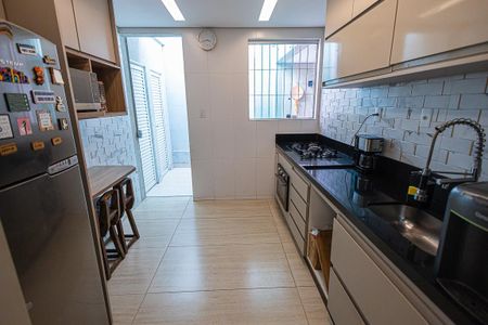 Casa à venda com 263m², 4 quartos e 3 vagas Casa à venda com 263m², 4 quartos e 3 vagascozinha