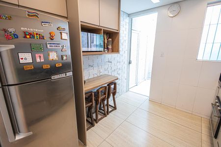 Casa à venda com 263m², 4 quartos e 3 vagas Casa à venda com 263m², 4 quartos e 3 vagascozinha