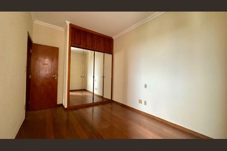 Apartamento à venda com 172m², 4 quartos e 3 vagasQuarto 