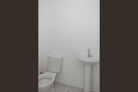 Banheiro de apartamento para alugar com 1 quarto, 27m² em Parque Industrial Tomas Edson, São Paulo