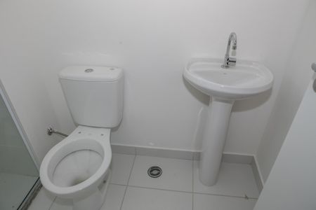 Banheiro de apartamento para alugar com 1 quarto, 27m² em Parque Industrial Tomas Edson, São Paulo