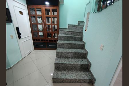 Casa de condomínio para alugar com 96m², 3 quartos e 2 vagas Casa de condomínio para alugar com 96m², 3 quartos e 2 vagasEscada