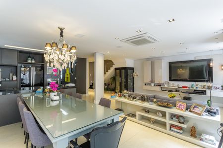 Sala de casa de condomínio à venda com 3 quartos, 300m² em Indianópolis, São Paulo