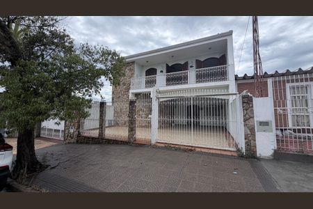 Casa à venda com 250m², 4 quartos e 3 vagasFachada