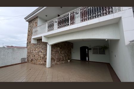 Casa à venda com 250m², 4 quartos e 3 vagasFachada