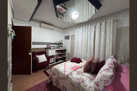 Casa à venda com 200m², 3 quartos e 2 vagas Casa à venda com 200m², 3 quartos e 2 vagasQuarto Suíte