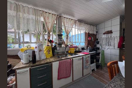 Casa à venda com 200m², 3 quartos e 2 vagas Casa à venda com 200m², 3 quartos e 2 vagassala