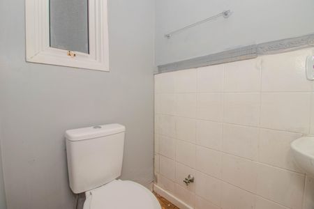 Banheiro de apartamento à venda com 1 quarto, 36m² em Humaitá, Porto Alegre