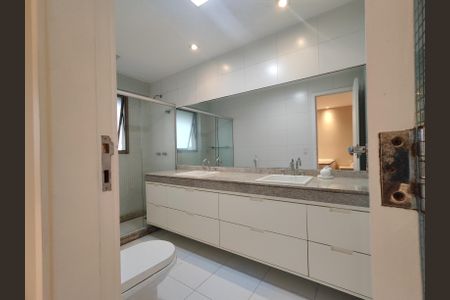Apartamento para alugar com 206m², 4 quartos e 3 vagasBanheiro da Suíte 4