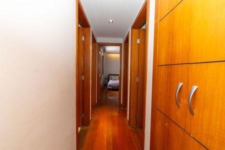 CORREDOR de apartamento à venda com 4 quartos, 158m² em Belvedere, Belo Horizonte