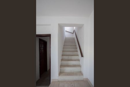 Casa para alugar com 432m², 3 quartos e 5 vagas Casa para alugar com 432m², 3 quartos e 5 vagasEscada