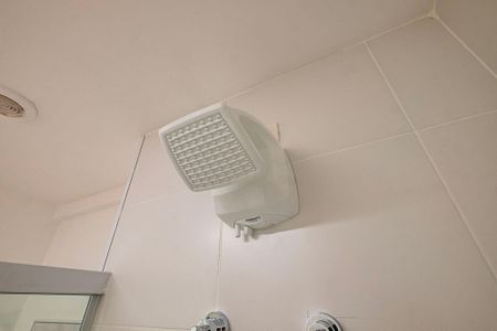 Banheiro de kitnet/studio para alugar com 1 quarto, 23m² em Pinheiros, São Paulo