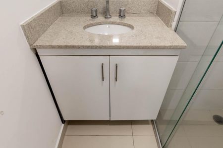 Banheiro Social de kitnet/studio para alugar com 1 quarto, 28m² em República, São Paulo