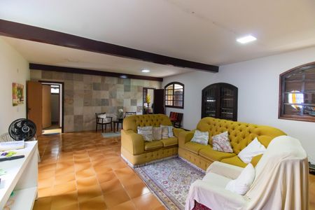 Casa à venda com 290m², 4 quartos e 2 vagasSala