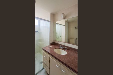 Banheiro de apartamento à venda com 1 quarto, 57m² em Funcionários, Belo Horizonte