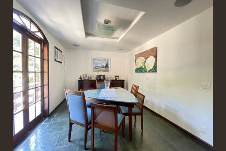 Casa à venda com 4 quartos, 320m² em Piratininga, Niterói