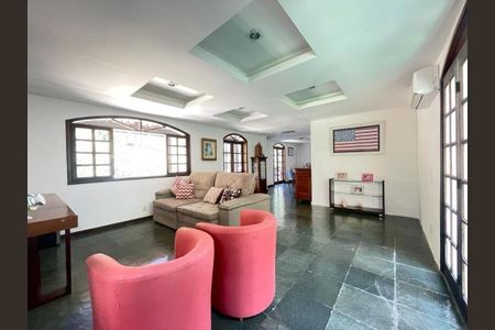 Casa à venda com 4 quartos, 320m² em Piratininga, Niterói