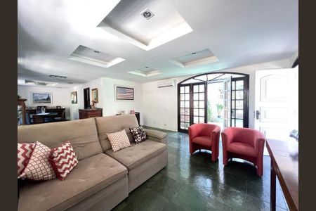 Casa à venda com 4 quartos, 320m² em Piratininga, Niterói