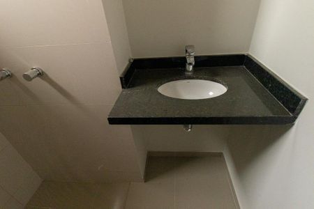 Banheiro Social de kitnet/studio para alugar com 1 quarto, 22m² em Centro, Curitiba