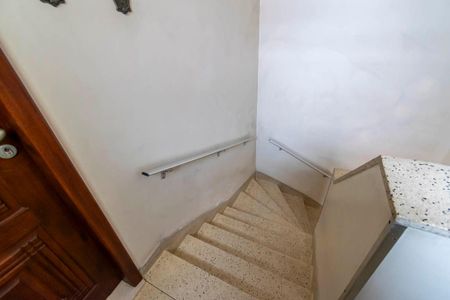 Apartamento para alugar com 68m², 2 quartos e 1 vaga Apartamento para alugar com 68m², 2 quartos e 1 vagaÁrea comum - Escadas