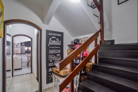 Casa para alugar com 300m², 3 quartos e 2 vagasEscada