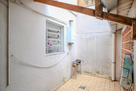 Casa à venda com 97m², 2 quartos e 1 vagaÁrea de serviço e quintal