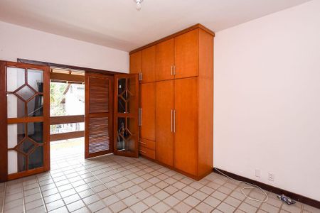 Casa à venda com 4 quartos, 340m² em Piratininga, Niterói