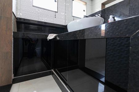 Casa à venda com 380m², 4 quartos e 3 vagas Casa à venda com 380m², 4 quartos e 3 vagasBanheiro da suíte 2 da Cobertura