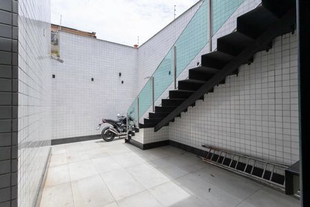 Casa à venda com 380m², 4 quartos e 3 vagas Casa à venda com 380m², 4 quartos e 3 vagasQuintal