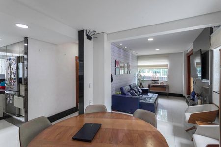 Casa à venda com 380m², 4 quartos e 3 vagas Casa à venda com 380m², 4 quartos e 3 vagasSala