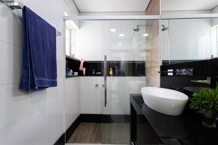 Casa à venda com 380m², 4 quartos e 3 vagas Casa à venda com 380m², 4 quartos e 3 vagasBanheiro social