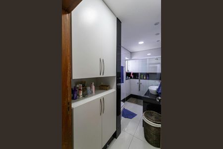 Casa à venda com 380m², 4 quartos e 3 vagas Casa à venda com 380m², 4 quartos e 3 vagasBanheiro social