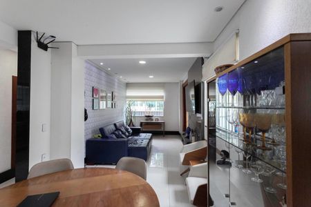 Casa à venda com 380m², 4 quartos e 3 vagas Casa à venda com 380m², 4 quartos e 3 vagasSala