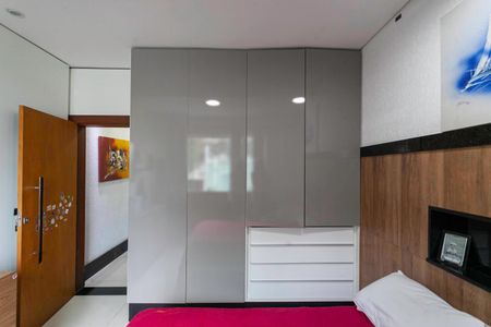 Casa à venda com 380m², 4 quartos e 3 vagas Casa à venda com 380m², 4 quartos e 3 vagasQuarto 2