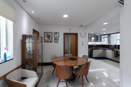 Casa à venda com 380m², 4 quartos e 3 vagas Casa à venda com 380m², 4 quartos e 3 vagasSala