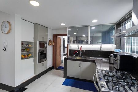 Casa à venda com 380m², 4 quartos e 3 vagas Casa à venda com 380m², 4 quartos e 3 vagasCozinha