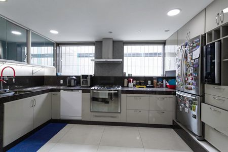 Casa à venda com 380m², 4 quartos e 3 vagas Casa à venda com 380m², 4 quartos e 3 vagasCozinha