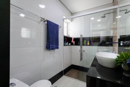 Casa à venda com 380m², 4 quartos e 3 vagas Casa à venda com 380m², 4 quartos e 3 vagasBanheiro social