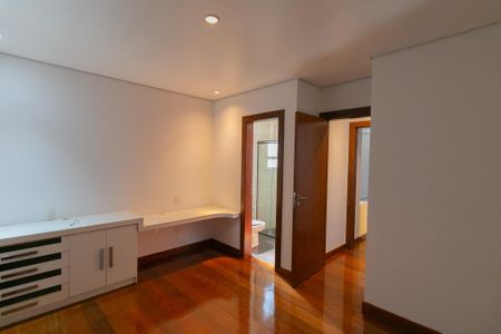 Apartamento à venda com 180m², 4 quartos e 4 vagas Apartamento à venda com 180m², 4 quartos e 4 vagasSuíte 1