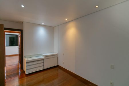 Apartamento à venda com 180m², 4 quartos e 4 vagas Apartamento à venda com 180m², 4 quartos e 4 vagasSuíte 2