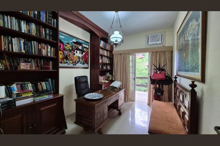 Casa à venda com 4 quartos, 342m² em Itaipu, Niterói