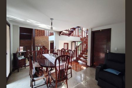 Casa à venda com 3 quartos, 301m² em Piratininga, Niterói