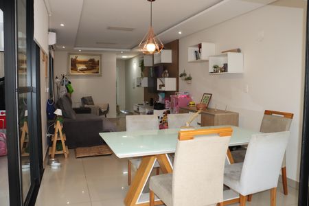 Sala de casa de condomínio para alugar com 2 quartos, 177m² em Jardim Semiramis, Cotia