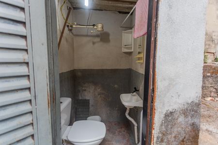 Casa à venda com 300m², 3 quartos e 3 vagasBanheiro do Quintal