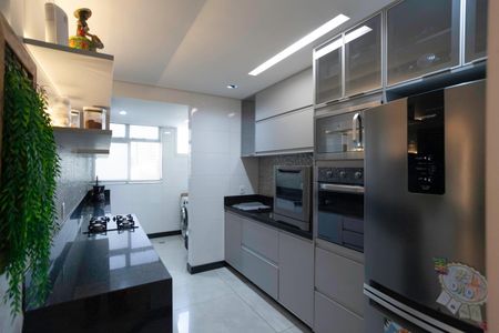 Apartamento à venda com 200m², 3 quartos e 3 vagas Apartamento à venda com 200m², 3 quartos e 3 vagasCozinha e Área de Serviço