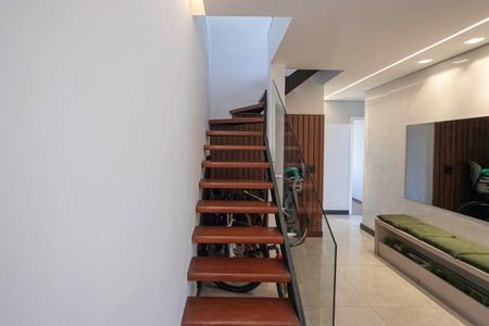 Apartamento à venda com 200m², 3 quartos e 3 vagas Apartamento à venda com 200m², 3 quartos e 3 vagasEscada