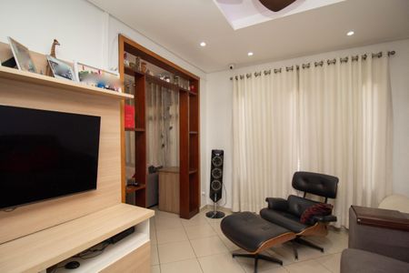 Sala de TV de casa para alugar com 4 quartos, 150m² em Jardim Santo Elias, São Paulo
